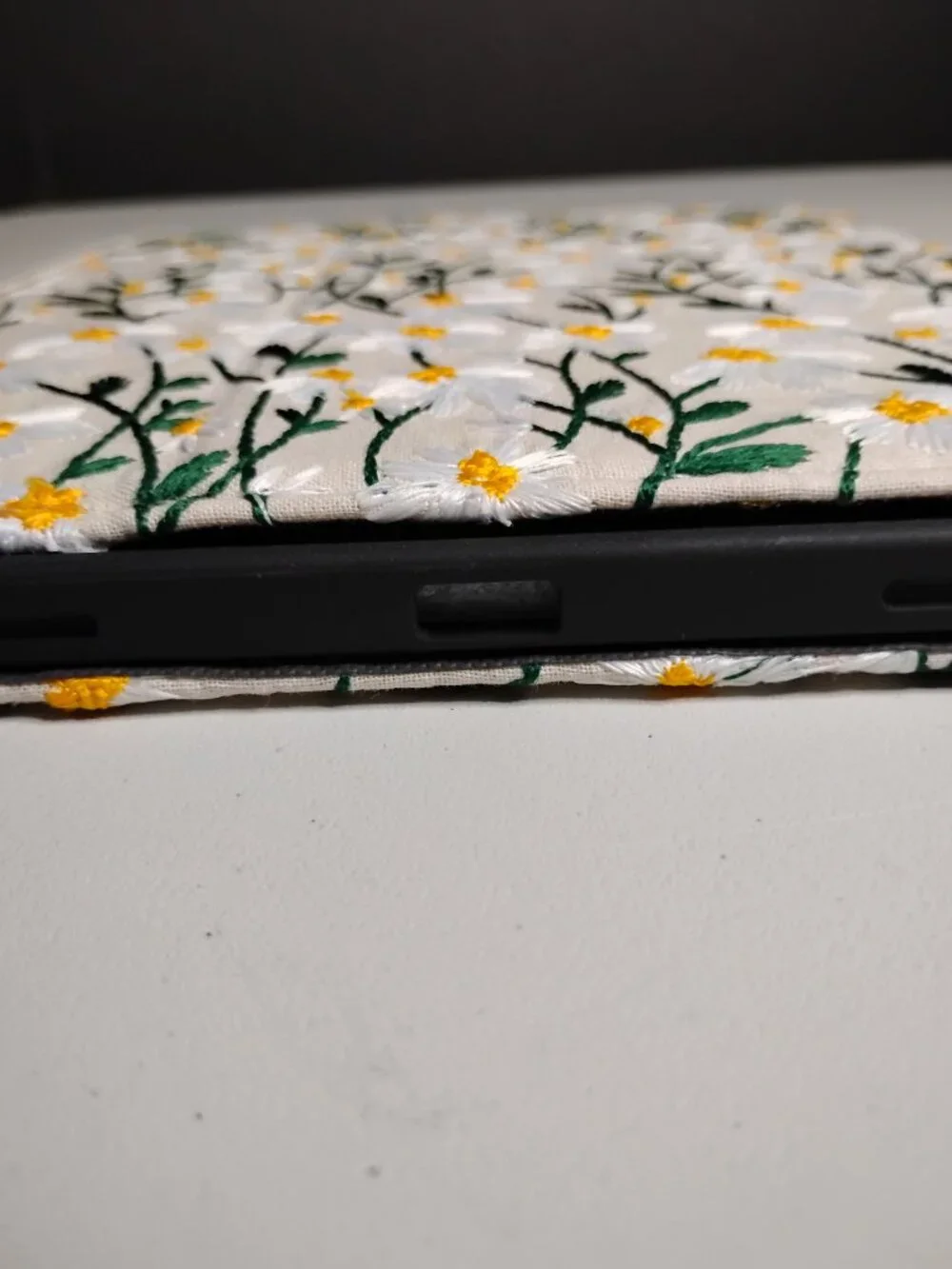 Embroidered Daisy Ipad Case Approx 11